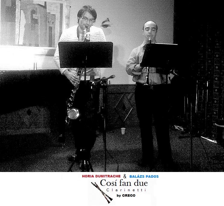 Two clarinettists playing from music stands, with the Cosí fan due title card below