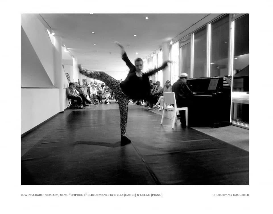 Nylea dancing while Grego plays, Epiphony at the Edwin Scharff Museum, Ulm