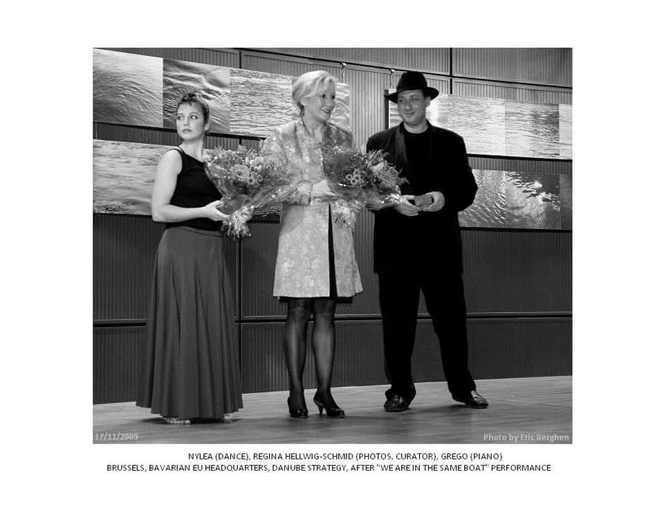 Nylea Mata Castilla, Regina Hellwig-Schmid and Grego on stage after the performance