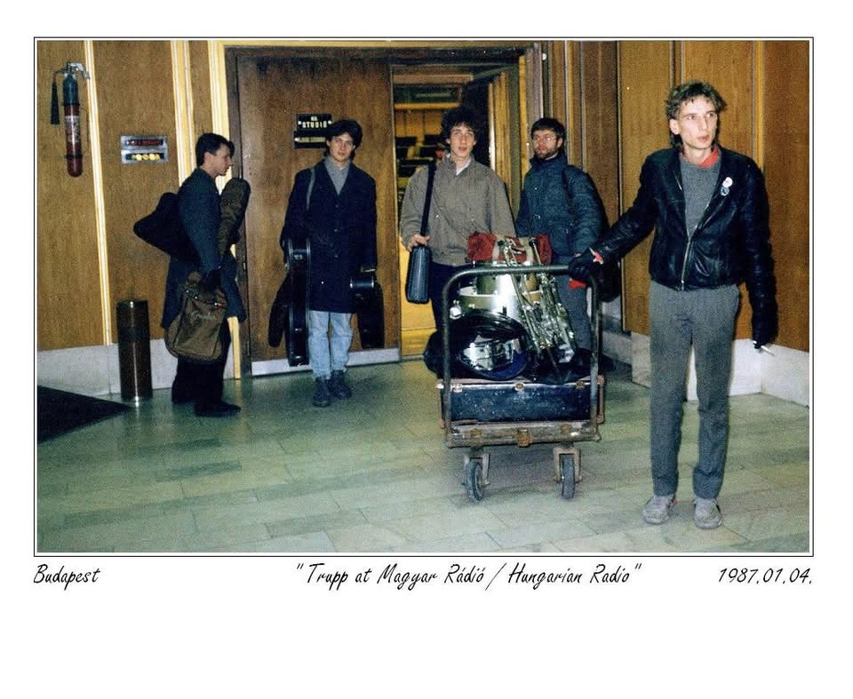 Trupp carrying gear into Magyar Rádió, January 1987